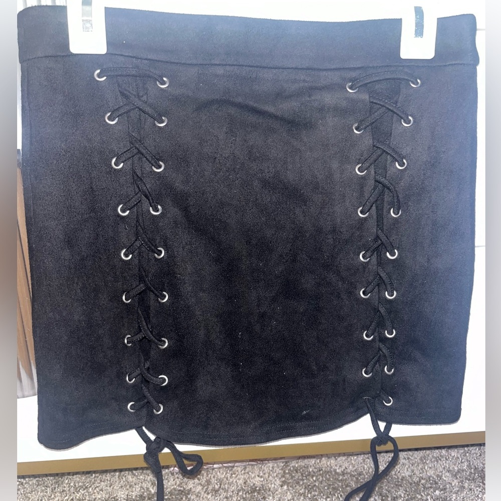 Size M black suede lace up mini skirt